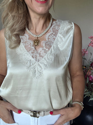Kastgeluk satijnlook top met kant
